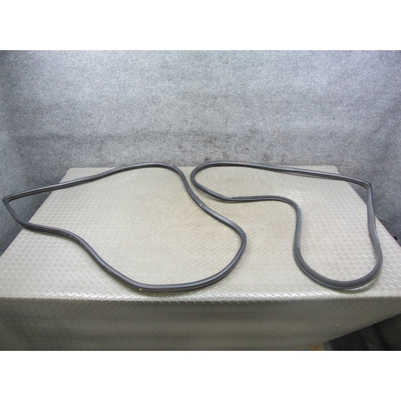01-05 Lexus JCE10L IS300 Set of 2 Front Right & Left Door Rubber Seal OEM